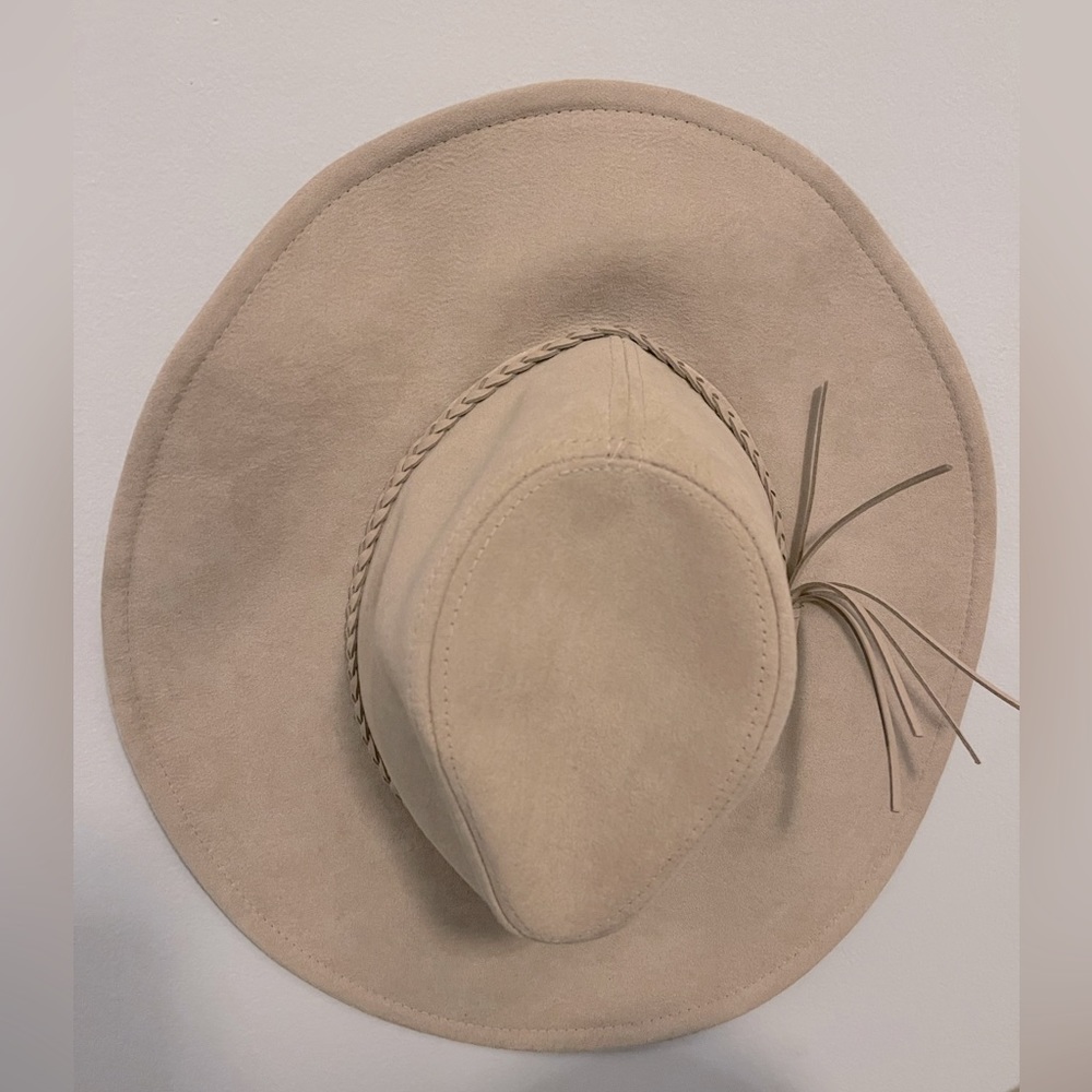 Women’s tan hat